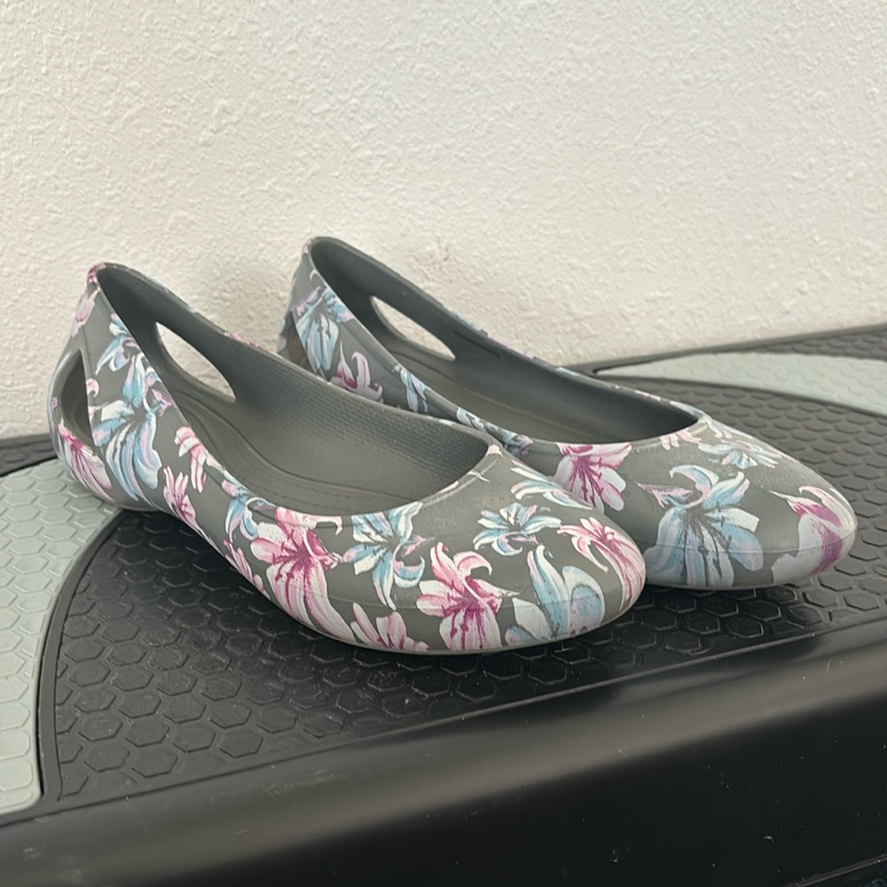 EUC Vintage Floral Crocs Dress Shoes